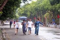 Nhiều người dân Thủ đô không đeo khẩu trang tại phố đi bộ hồ Hoàn Kiếm (ảnh chụp trưa 1/8).
