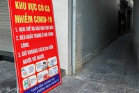 Một khu vực có ca mắc Covid-19 trên đường Lê Duẩn (Đà Nẵng) được đặt biển cảnh báo.
