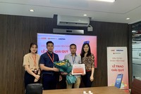 Anh Nguyễn Xuân Hòa (áo kẻ, đứng thứ 2 từ phái sang) – chủ tài khoản @thuyduong trong buổi nhận giải thưởng Quý thứ 3 của chương trình “Kl99ok phiên bản mới Ảo – Nhận tiền thật”.