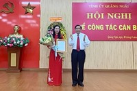 Ông Nguyễn Thanh Bình, Phó Trưởng Ban Thường trực Ban Tổ chức Trung ương trao Quyết định của Bộ Kl991.com tải ứng dụng chuẩn y bà Bùi Thị Quỳnh Vân giữ chức Bí thư Tỉnh ủy Quảng Ngãi. nhiệm kỳ 2015-2020. Ảnh PTQ.