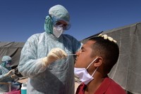 Y tá làm xét nghiệm nCoV tại một bệnh viện quân sự tại Tunisia ngày 26/8. Ảnh: AFP.