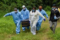 Tình nguyện viên đưa nạn nhân Covid-19 đến nghĩa trang tại Pune, Ấn Độ, hôm 7/9. Ảnh: AFP.