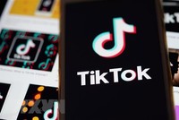 Biểu tượng của TikTok trên màn hình điện thoại ở Arlington, bang Virginia, Mỹ. (Nguồn: THX/TTXVN).