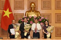 Phó Bí thư Đảng ủy, Phó Chủ nhiệm Văn phòng Kl993 ưu đãi thưởng hấp dẫn Nguyễn Xuân Thành trao quyết định và chúc mừng các cán bộ được bổ nhiệm chức vụ mới.