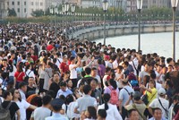 Người dân Trung Quốc tụ tập tại một điểm du lịch ở Thượng Hải năm 2018 (Ảnh: Reuters).