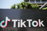 Biểu tượng TikTok bên ngoài văn phòng tại thành phố Culver, bang California, Mỹ. (Ảnh: AFP/TTXVN).