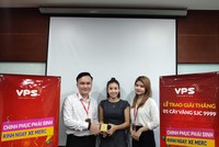 Nhà Kl99ok phiên bản mới Huỳnh Thị Ánh (váy đen, đứng giữa) nhận giải Nhất tháng 8 cuộc thi “Chinh phục Kl99com thể thao, casino, nổ hũ, bắn cá - Rinh ngay xe Merc” trị giá 1 cây vàng SJC 9999.
