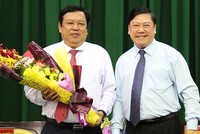 Bí thư Tỉnh ủy Vĩnh Long Trần Văn Rón tặng hoa chúc mừng tân Phó Chủ tịch UBND tỉnh Vĩnh Long Nguyễn Văn Liệt (bên trái ảnh).