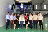 Bà Lưu Thị Hà - Giám đốc BSH Thanh Hóa - Đại diện cho Tổng công ty cổ phần Kl99kl phiên bản hoạt động BSH tặng hoa và trao xe cho anh Ma Khánh Chang.