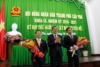 Chủ tịch HĐND TP. Cần Thơ Phạm Văn Hiểu (giữa) tặng hoa chúc mừng các ông Trần Việt Trường (trái) và Lê Quang Mạnh (phải). Ảnh: Kl992 Tham Gia Ngay TPHCM.