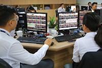 Không chờ đến khi các môi giới tư vấn thông tin, nhiều nhà Kl99ok phiên bản mới đã chủ động hỏi nên “vào mã nào” hay “mã nào còn triển vọng”. Ảnh: Lê Toàn