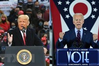 Tổng thống Mỹ Donald Trump (trái) phát biểu trong cuộc vận động tranh cử tại bang New Hampshire ngày 25/10 và ứng cử viên Tổng thống Mỹ của đảng Dân chủ Joe Biden (phải) phát biểu trong cuộc vận động tranh cử tại bang Ohio ngày 12/10. (Ảnh: AFP/TTXVN).