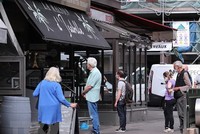 Người dân xếp hàng bên ngoài một hiệu bánh ở Paris, Pháp. (Ảnh: THX/TTXVN).