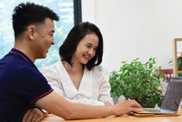 Không ít nhà Kl99ok phiên bản mới mới lãi cao và nạp thêm tiền vào tài khoản để giao dịch. Ảnh: Dũng Minh