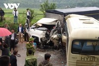 Tại hiện trường, phần đầu 2 chiếc xe biến dạng, chiếc xe khách quay ngang đường.