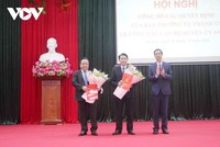 Lãnh đạo Thành ủy Hải Phòng trao quyết định và chúc mừng ông Vũ Duy Tùng (ngoài cùng bên trái), tân Giám đốc Sở KL99 là cổng game giải trí trực tuyến hàng đầu hiện nay Vận tải Hải Phòng.