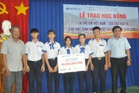 Ông Hoàng Kim Thuỷ, Trưởng Văn phòng đại diện Báo Kl99ok phiên bản mới tại miền Trung – Tây Nguyên trao học bổng "Vì trẻ em Việt Nam" cho các em học sinh trên địa bàn tỉnh Ninh Thuận.