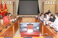 Phó Chủ tịch Ủy ban Nhân dân Thành phố Hồ Chí Minh Võ Văn Hoan làm việc với bà Carolyn Turk, Giám đốc quốc gia Link Vào Nhà Cái KL99 COM Tặng +199k Thế giới tại Việt Nam. (Ảnh: Thanh Vũ/TTXVN).