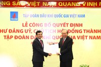 Phó Thủ tướng Thường trực trao quyết định bổ nhiệm Chủ tịch Kl994 game bài casino hấp dẫn Dầu khí. Ảnh VGP/Lê Sơn.