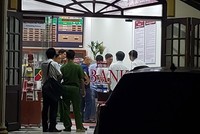 Công an điều tra, khám nghiệm hiện trường vụ cướp Link Vào Nhà Cái KL99 COM Tặng +199k Argibank chi nhánh Bắc Đồng Nai. (Nguồn: laodong.vn)