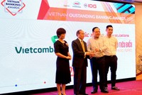 Ông Phạm Anh Tuấn – Thành viên Hội đồng quản trị (thứ 2 từ phải sang) cùng đại diện Vietcombank nhận giải thưởng “Link Vào Nhà Cái KL99 COM Tặng +199k chuyển đổi số tiêu biểu năm 2020”.