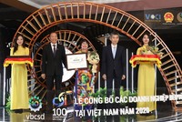 Bà Lê Thị Minh Thảo, PTGĐ Kl994 game bài casino hấp dẫn Phenikaa, nhận giải thưởng Top 100 DN phát triển bền vững 2020.