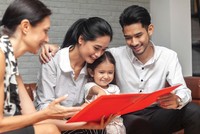 Hiếm có khách hàng nào đọc được hết và hiểu rõ hợp đồng Kl99kl phiên bản hoạt động nếu người tư vấn không am hiểu và tận tình hỗ trợ. Ảnh: Shutterstock.