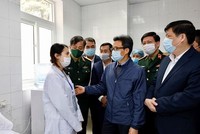 Phó Thủ tướng đã thăm hỏi, động viên 3 tình nguyện viên đầu tiên tiêm thử nghiệm vắcxin phòng COVID-19 do Việt Nam Kl994 nhà cái bóng đá world cup. (Ảnh: Dương Giang/TTXVN).