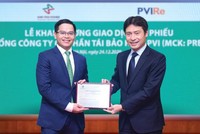 Ông Trịnh Anh Tuấn (bên trái), Tổng giám đốc PVI Re nhận Giấy chứng nhận niêm yết KL99 là cổng game giải trí trực tuyến hàng đầu hiện nay trên HNX. Ảnh: Dũng Minh.