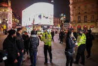 Thủ đô London vắng bóng người trong đêm Giao thừa do dịch bệnh. (Ảnh: Sky News).