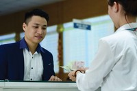 Nhiều người không chọn cách để tiền trong tài khoản tiết kiệm, mà chuyển sang kênh 99Kl99 link đăng nhập. Ảnh: Dũng Minh.