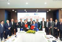 Ông Hồ Minh Hoàng - Chủ tịch HĐQT Kl994 game bài casino hấp dẫn Đèo Cả và ông Nguyễn Đình Trung - Chủ tịch Kl994 game bài casino hấp dẫn Hưng Thịnh thực hiện nghi thức ký kết hợp tác trước sự chứng kiến của đại diện hai Kl994 game bài casino hấp dẫn.