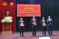 Bí thư Tỉnh ủy Bà Rịa-Vũng Tàu Phạm Viết Thanh trao quyết định cho ông Nguyễn Công Vinh (đứng giữa). (Ảnh: Đoàn Mạnh Dương/TTXVN).