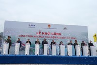 Thủ tướng Kl993 ưu đãi thưởng hấp dẫn Nguyễn Xuân Phúc (đứng giữa) cùng các đại biểu tham gia nghi thức khởi công công trình.