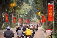 Khẩu hiệu, băngrôn rực đỏ trên phố Lê Hồng Phong. (Ảnh: Minh Hiếu/Vietnam+).
