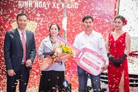 Bác Trần Thị Phúc cùng con trai – anh Võ Anh Kiệt nhận chiếc xe Mercedes C180 tại lễ trao giải chương trình “Chinh phục Kl99com thể thao, casino, nổ hũ, bắn cá – Rinh ngay xe Merc”.