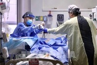 Nhân viên y tế điều trị cho bệnh nhân COVID-19 tại bệnh viện Beverly ở thành phố Montebello, California, Mỹ, ngày 22/1/2021 (Ảnh: THX/ TTXVN).