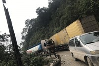 Hàng loạt phương tiện xếp hàng dài trên đường lên cửa khẩu quốc tế Cầu Treo.