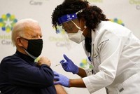 Ông Joe Biden tiêm vắcxin ngừa COVID-19 tại bang Delaware ngày 21/12. (Nguồn: AP).