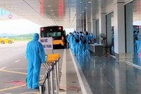 Sân bay Vân Đồn lập tức tiến hành phun khử trùng, khử khuẩn bổ sung trên diện rộng sau trường hợp nhân viên của Cảng hàng không này dương tính với COVID-19. (Ảnh: TTXVN phát).