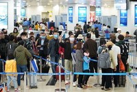 Hành khách làm thủ tục chuyến bay tại sân bay Nội Bài. (Ảnh: CTV/Vietnam+).