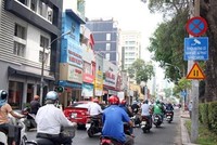 Đường Nguyễn Thị Minh Khai, TP.HCM, được gắn bảng thông báo giám sát và xử phạt vi phạm KL99 là cổng game giải trí trực tuyến hàng đầu hiện nay bằng camera. (Ảnh: Tiến Lực/TTXVN).