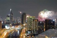 Thành phố Hồ Chí Minh bắn pháo hoa dịp Tết dương lịch 2021. (Ảnh: Thanh Vũ/TTXVN).