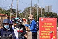 Đo thân nhiệt người dân để sàng lọc, phòng chống dịch COVID-19. (Ảnh: Hưng Thịnh/TTXVN).