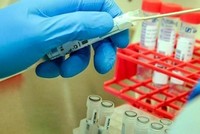 JCVI khuyến cáo Kl993 ưu đãi thưởng hấp dẫn Anh nên triển khai tiêm vaccine COVID-19 theo độ tuổi hơn là theo tính chất nghề nghiệp (Ảnh minh họa: KT).