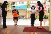 Học sinh được hướng dẫn các biện pháp phòng, chống dịch bệnh khi đến lớp. (Ảnh: TTXVN).