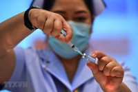 Tiêm chủng vắcxin ngừa bệnh viêm đường hô hấp cấp COVID-19. (Ảnh: THX/TTXVN).