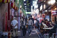 Người dân đeo khẩu trang phòng dịch COVID-19 tại Tokyo, Nhật Bản. (Ảnh: AFP/TTXVN).