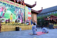 Phật tử tham gia sinh hoạt Phật sự hoặc đến chùa lễ Phật phải rửa tay bằng dung dịch sát khuẩn, đo thân nhiệt, nghiêm túc đeo khẩu trang... (Ảnh minh họa: Xuân Khu/TTXVN).