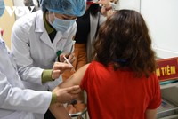 Các tình nguyện viên tiêm mũi vaccine đầu tiên trong giai đoạn 2 thử nghiệm vaccine COVID-19 Nano Covax tại Học viện Quân y.